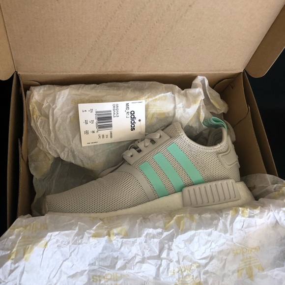 !!!SOLD!!! BRAND NEW NMD R1 Girls sz 4 - Picture 1 of 7